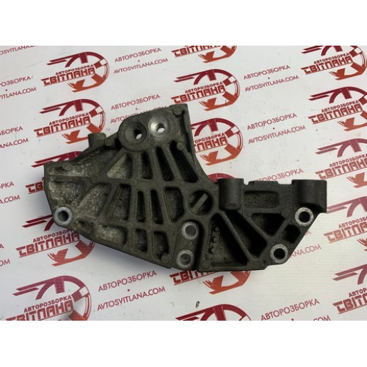 Кронштейн подушки двигуна правий Renault Trafic 2006-2014 2.0 DCI 8200399938